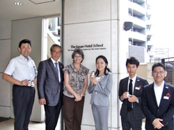 左から　武内先生、石塚校長、Amy Tuthill氏、江口先生、黒田先生、井上先生