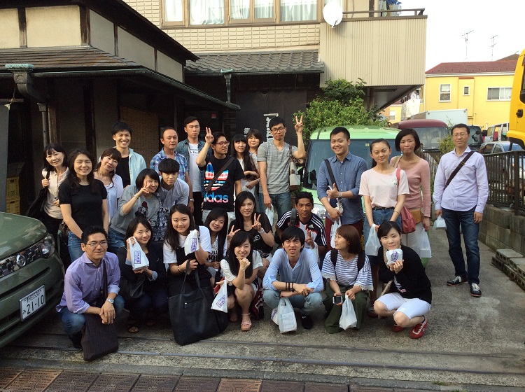 江戸風鈴　篠原風鈴本舗前で記念撮影する外国人留学生