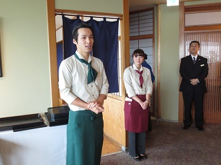 東京ベイ舞浜ホテル クラブリゾートで活躍する卒業生。左から、倉さん、児玉さん