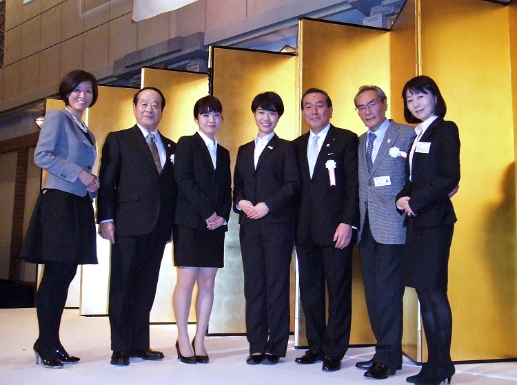 左から、山本副校長、BIA野田専務、渡邊里佳さん、上野千晴さん、BIA勝俣会長、石塚校長、井口先生