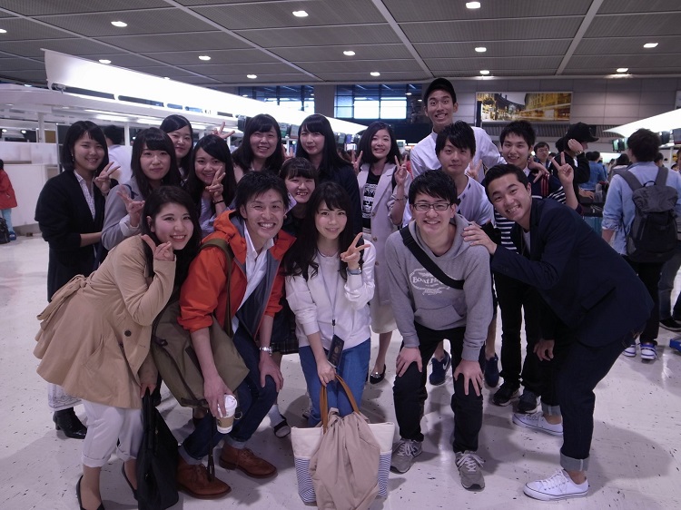 カナダ留学に出発する前に成田空港内で集合写真を撮る昼間部ホテル科の学生