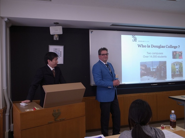 カナダ・バンクーバー　ダグラスカレッジのプレゼンテーション　Mark先生（右）とHiroshi先生（左）
