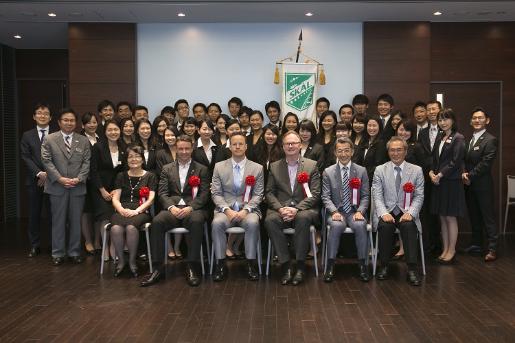 Skal Club of Tokyo役員と学生らの集合写真