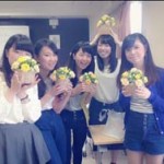クラスメイトとブーケを手に記念撮影する豊澤あゆみさん