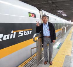 2014年11月8日～10日、第43回同窓大学IN九州を開催。博多駅より鹿児島中央駅に九州新幹線「つばめ」で移動します。新幹線は、左右2席+2席でとても広くめっちゃ快適でした。