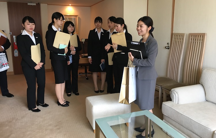 ホテルオークラ東京／ジュニアスイートは清潔感あふれる白が基調の落ち着いた雰囲気でした。<br />
