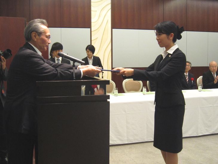 卒業後の活躍を大いに期待し、石塚校長より卒業証書が手渡されました