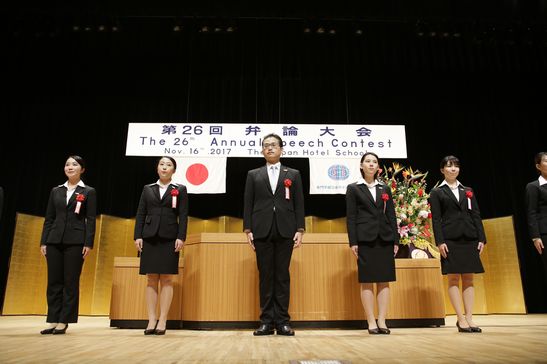 予選を勝ち抜き、本選に進んだ弁士は、日本語部門5名、英語部門5名の10名のみ。<br />
写真の中央が林さん