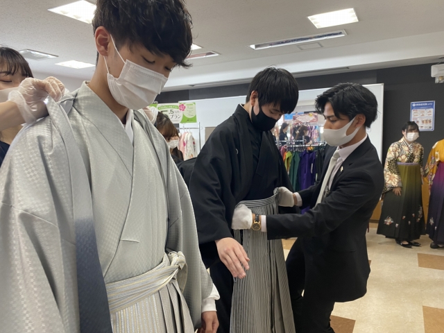 男子にも袴の接客を行いました。
