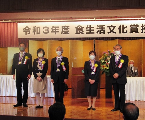 教育分野の受賞者5名・石塚校長（右）