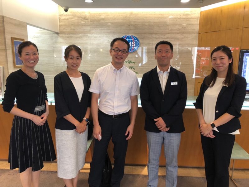 左より、山本副校長、卒業生の新開友美さん（2004年度卒）、夏目代表取締役、中村先生、塚本先生