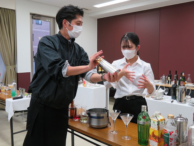 料飲サービスを担当する上野先生から指導を受ける蓬田さん