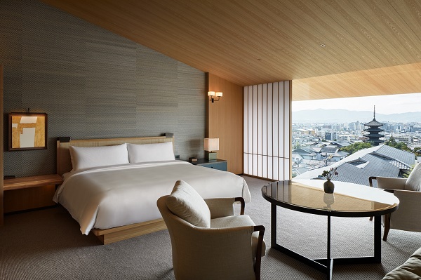 客室　芳しいタモ材と勾配天井の心地よい空間から、京都市街を一望する「ビューデラックスキング」