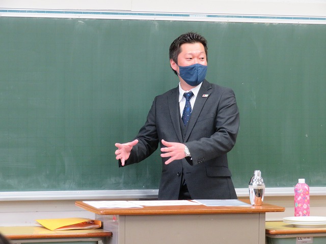 出張授業を担当する島田先生