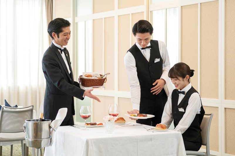 日本ホテルスクールの特長を説明