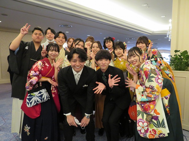昼間部ホテル科　Cクラス担任　阿部良介先生（前列左から2番目）とCクラスの卒業生／「兄貴のような先生でした！」「楽しくまとまりのあるクラスでした！」
