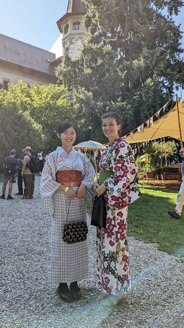 スイス人の友達と日本祭りへ。友達が日本留学中に買った浴衣を貸してもらい、自分たちで着付けしました。