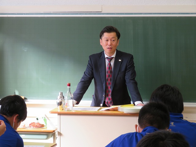 職業体験授業「レストランサービス」を担当する島田先生